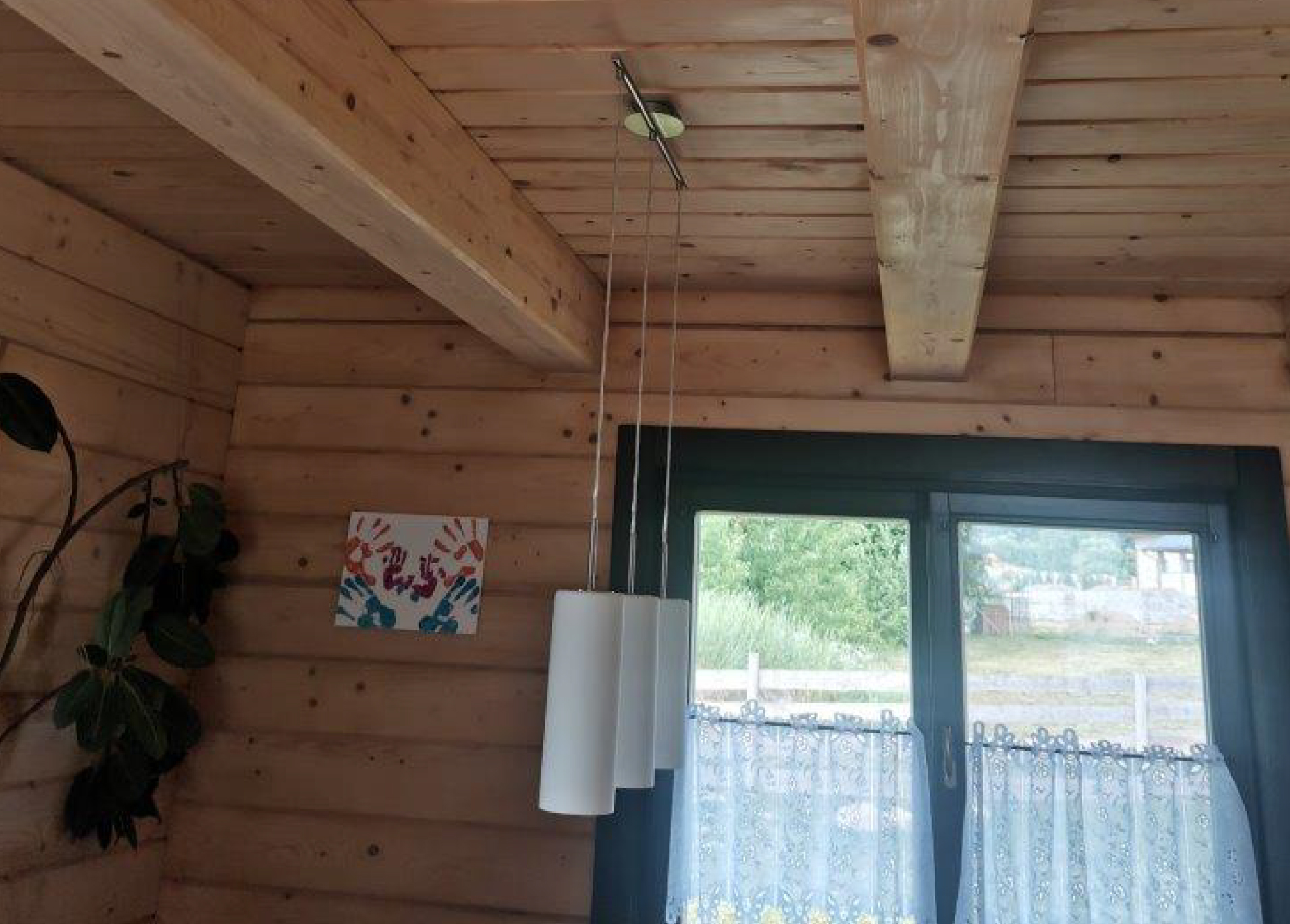 Moderná zrubová stavba. Drevostavba izolovaná ekologickými materiálmi.