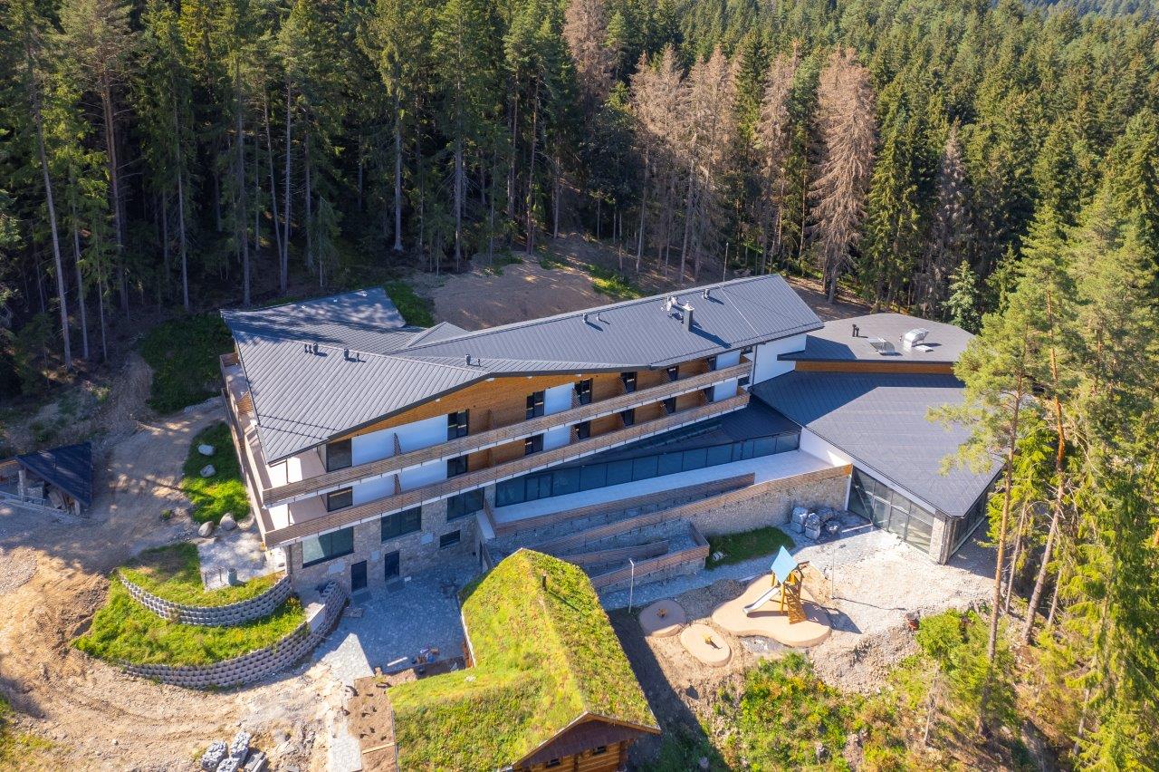 Zateplenie, ktoré nevidieť, ale pocítite ho hneď: Fúkaná izolácia v úradoch, penziónoch i kostoloch