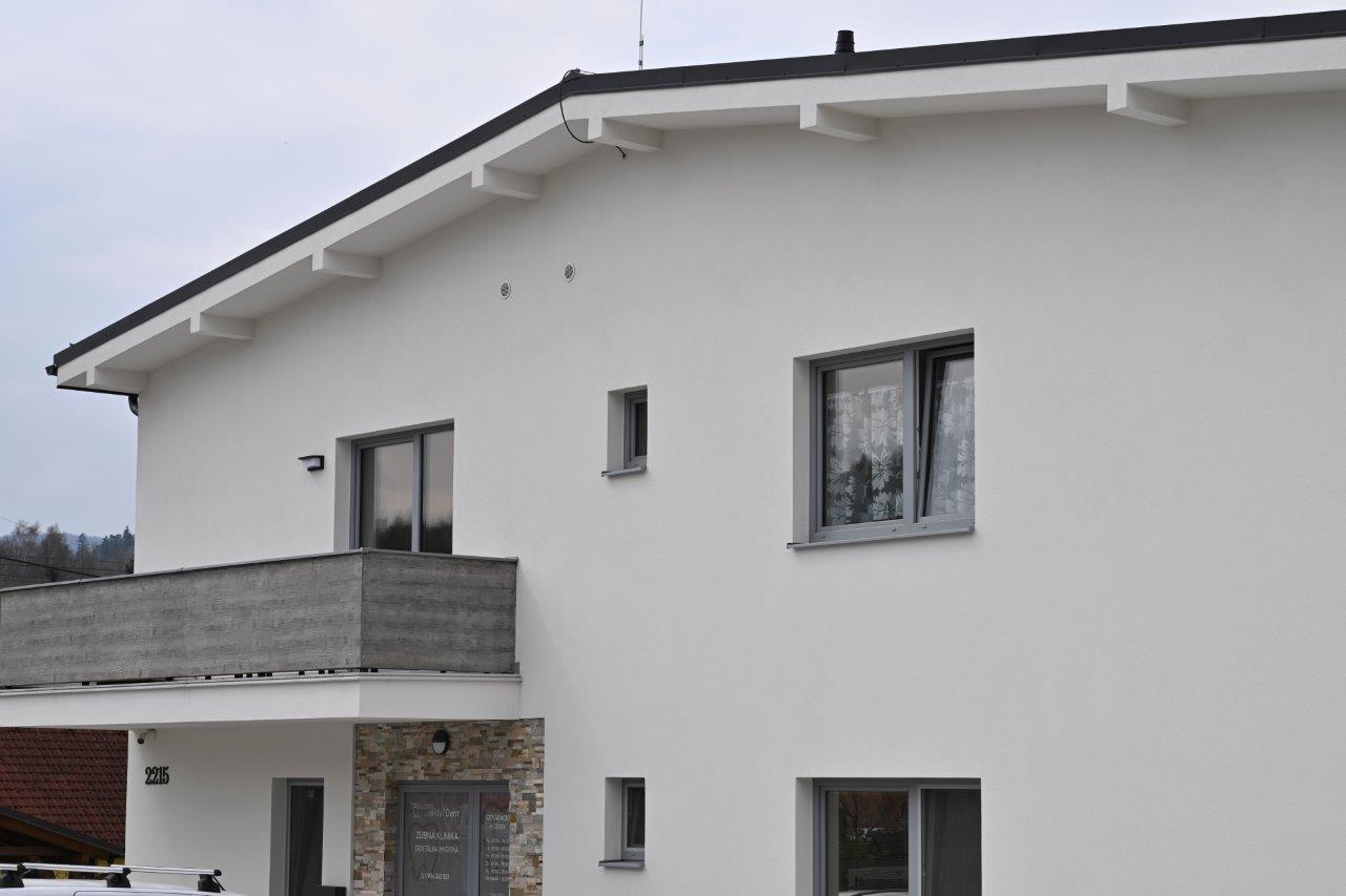 Bez neporiadku a hotovo za dva dni: Ako vyriešili zateplenie zubnej kliniky v Oščadnici.